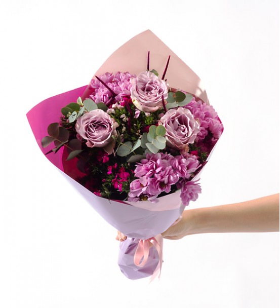 Lila Pembe Bukette Lila Güller ve Pembe Papatyalar